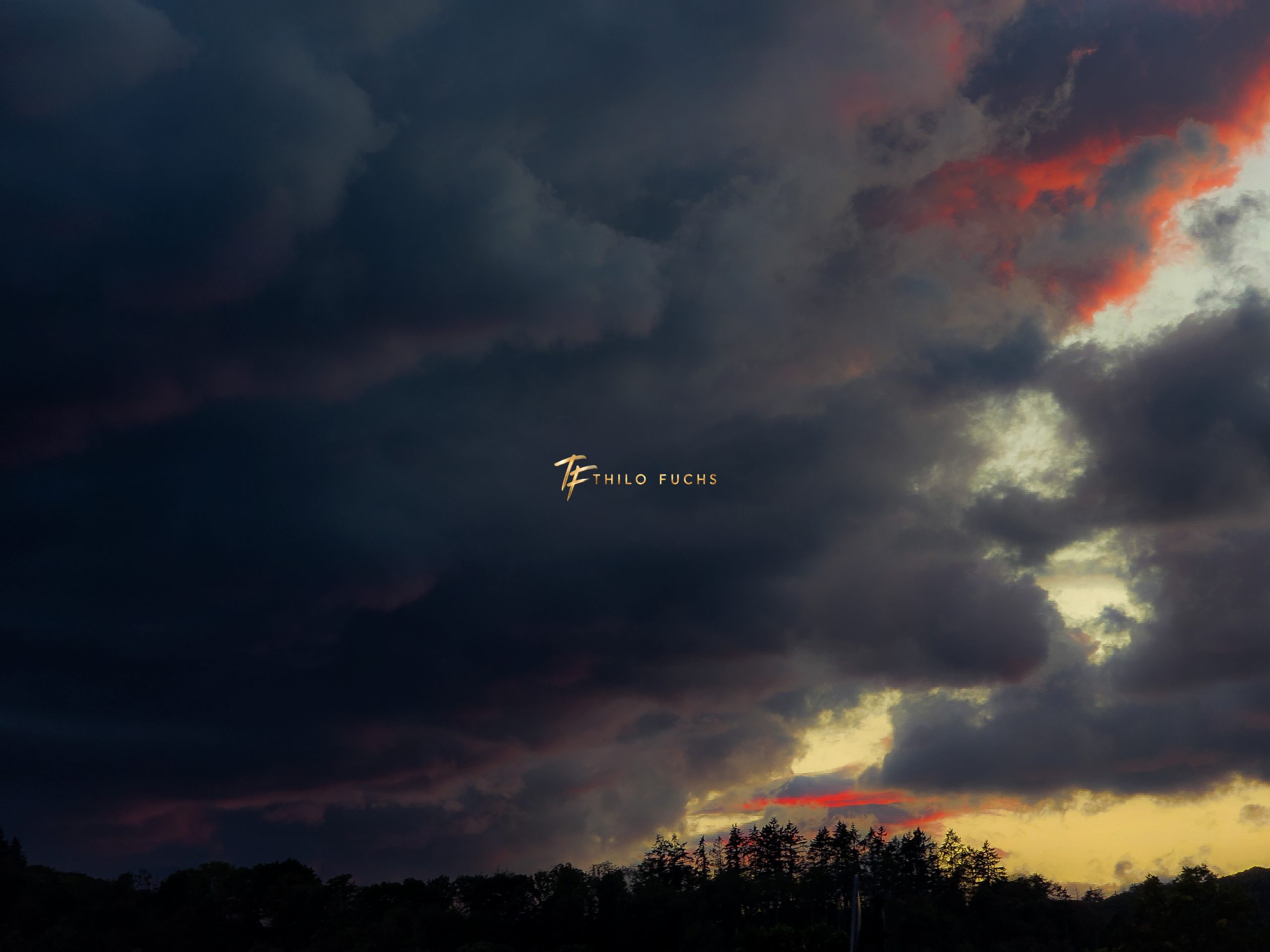 Zwischen Dunkelheit und Licht: Ein Abendhimmel in fünf Momenten Schwere dunkle Wolken über einer Baumlinie mit hellem Lichtdurchbruch und roten Wolkenkanten.