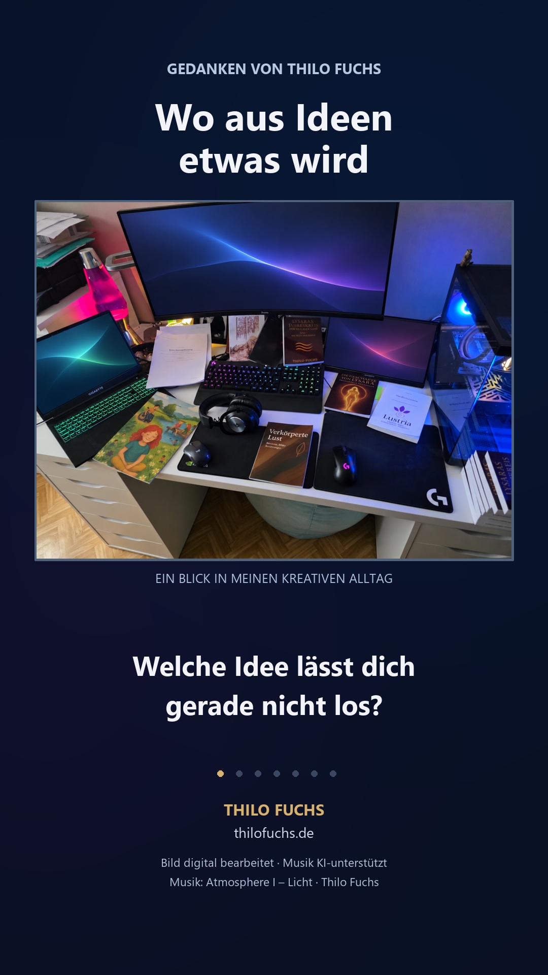 Titelbild zum Reel „Wo aus Ideen etwas wird“: Arbeitsplatz von Thilo Fuchs mit Büchern, Bildschirmen und Kopfhörern.