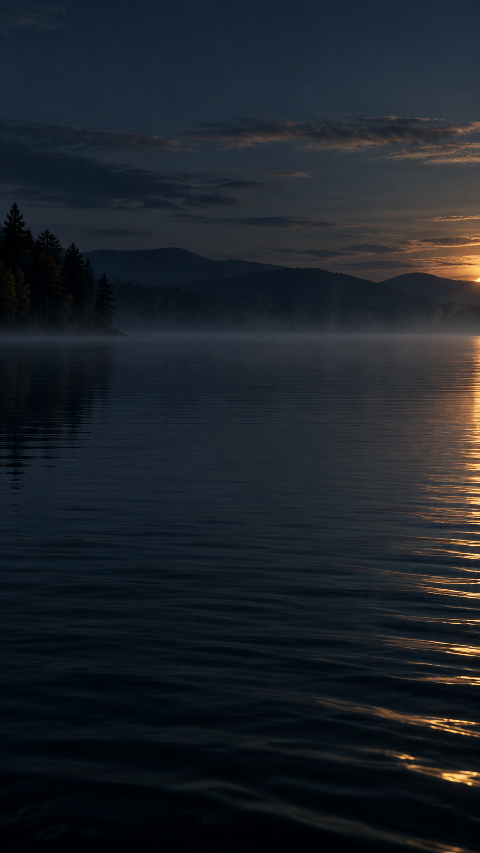Ruhiger See im Abendlicht mit dunklen Bergen, leichtem Nebel und goldenem Lichtreflex. KI-generiertes Motiv für „Aus meinen Büchern“.