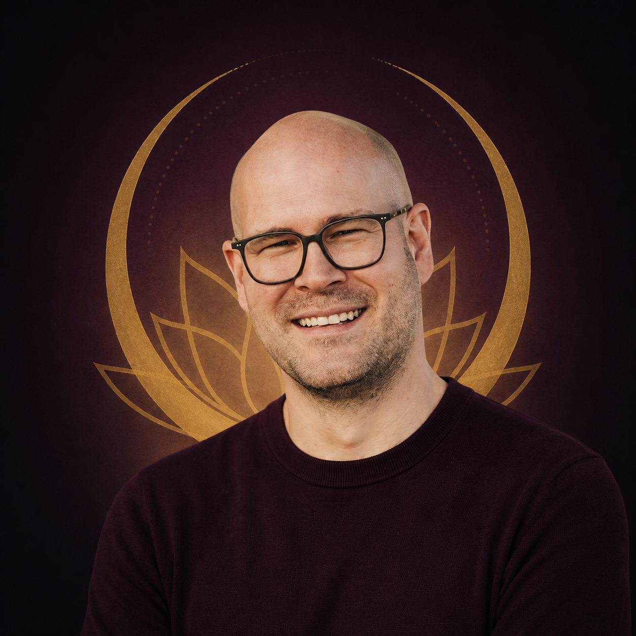 Porträt von Thilo Fuchs vor dunkelviolettem Hintergrund mit goldenem Motiv